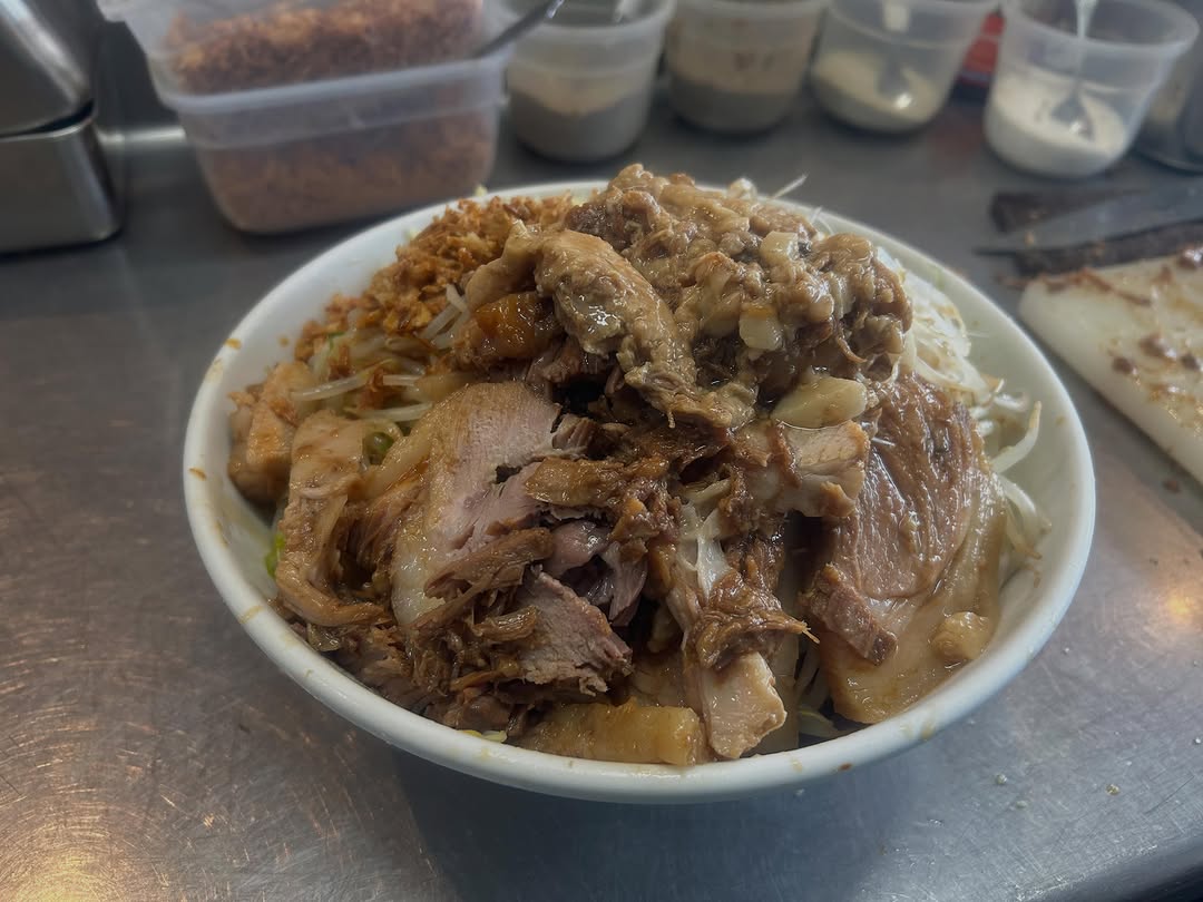 麺や ギブタンクスの一杯。チャーシューと揚げ玉ねぎがのった丼